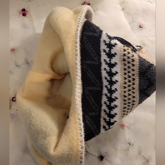 NWT Pom pom trapper hat. Warm unisex. Womans sm med. MENS small. - Picture 6 of 6